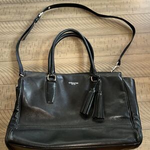 Coach Two Tassels Leather Security Zipper Tote 👜. Polished. Adj shoulder strap.